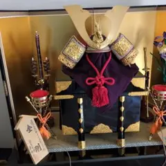 兜と黒畳敷飾り台付き 忠保の五月人形 五月人形 コンパクト 全艶消し 黒/白 三日月台 兜 8号 本多忠勝 兜飾り 子どもの日