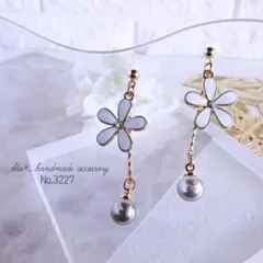 No.3227　ホワイトフラワーメタルスティックとパール　ピアス/イヤリング