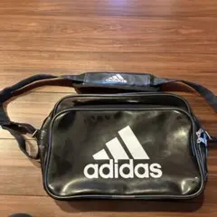 adidas ショルダーバッグ 黒　エナメル　キッズ