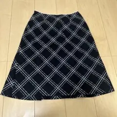 フレアスカート 黒と白のチェック柄 ひざ丈