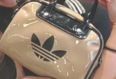 adidas ベージュ ハンドバッグ