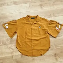 リベットアンドサージ　マスタード 半袖シャツ 刺繍デザイン