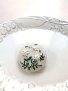 ハンドメイド くるみボタン 刺繍ブローチ No.1 マーガレット