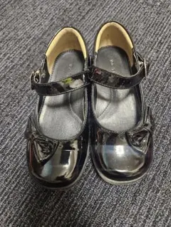 黒いリボン付きバレエシューズ