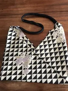 ハンドメイドあずま袋ショルダーバッグ　身体に沿う　帯リメイク