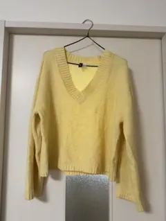 H&M 淡い黄色のVネックニットセーター