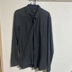 黒のチェック柄長袖シャツ