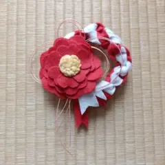 お正月飾り　和風　赤と白のフェルトリース
