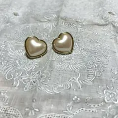 ハート型ピンククリーム色ピアス