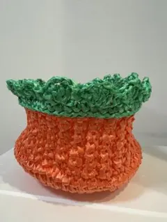 オレンジと緑の収納かご