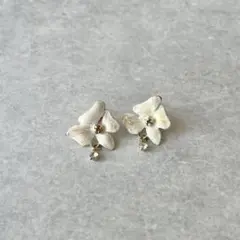 ヴィンテージ　アイボリーのお花　ピアス