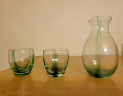 グリーンのガラス製ピッチャーとグラスセット