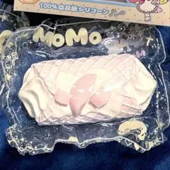 MoMo スクイーズ　もも味のワッフルアイスロール　ロールケーキ