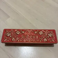 赤色の花模様小物入れ
