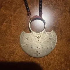 ヴィンテージ アフリカンスタイル 装飾的な金属製ペンダント ネックレス