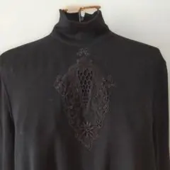 ブラックタートルネック刺繍チュニック