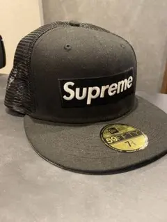 Supreme ブラック トラッカーキャップ 7 3/8 メッシュ　ニューエラ