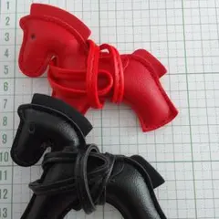 レザー馬型チャーム 赤 黒 2色セット