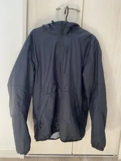 黒いナイロンジャケット フード付き