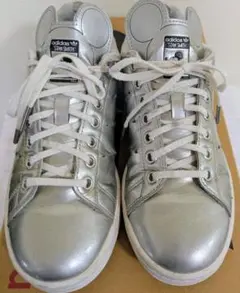 adidas Stan Smith Disney 100 シルバー スニーカー
