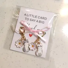 猫チャーム 花モチーフ 猫キーホルダー 白ねこ グレー猫