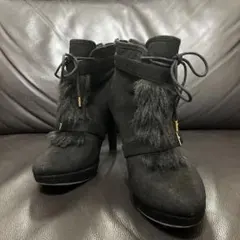 フリンジ付き黒高ヒールブーツ