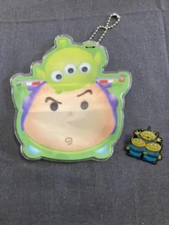 トイストーリーポーチとピンバッジ2個セット