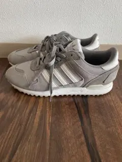 adidas グレー スニーカーのサムネイル