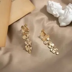 レディース　ピアス　ゴールド　アクセ　花　レトロ　大ぶり　揺れ　フラワー