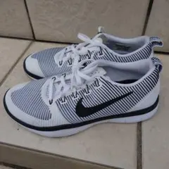 NIKE FREE スニーカー 白黒 ストライプ