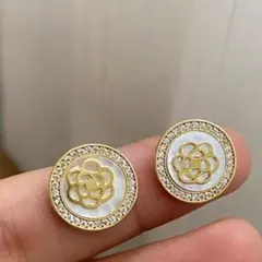 ボタンピアス ゴールド シンプル カメリア 白蝶貝 フラワー 花 cn001e