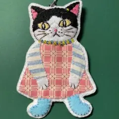 猫刺繍ブローチ　チャーム　ハチワレ猫　ハンドメイド