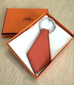 HERMES タブ キーリング キーホルダー オレンジのサムネイル