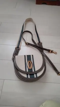 ZARAショルダーバッグ　ストラップ付き
