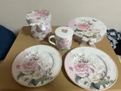 ピンクのバラ柄ティーカップセット