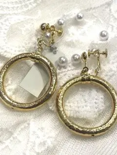 揺れるフープイヤリング