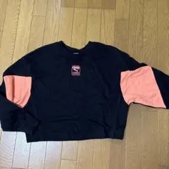 PUMA クロップドスウェット 黒/ピンク