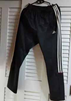 adidas ブラックジャージパンツ