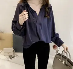 新品　Vネックレディース長袖トップス　カットソー　ネービー色ブラウス