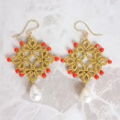 天然石とタティングレース　スクエアモチーフのピアス・イヤリング　コーラル