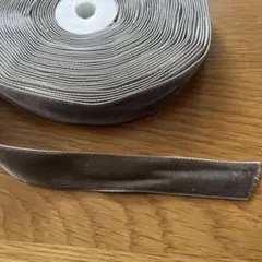 日本製ベルベットリボン　グレー
