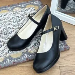 lus. ラウンドトゥ ストラップ付き パンプス ７ｃｍ ヒール Mサイズ