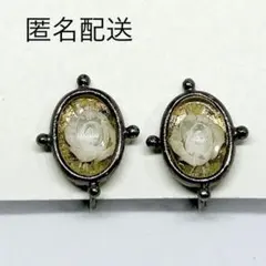 オーバル型 花モチーフ ネジバネ式イヤリング　ブラック　バラ