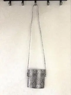 ヘビ柄グレーサコッシュバッグ