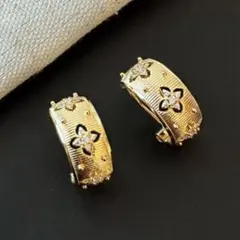 クローバーピアス（ゴールド）高見え 高級感 おしゃれ 華やか No335