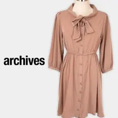 美品 アルシーヴ ボウタイワンピース F モカベージュ 前開き七分袖のサムネイル