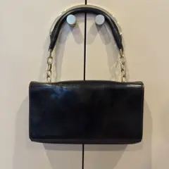 黒の光沢ハンドバッグ