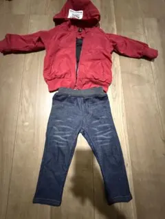赤ジャケットとデニムパンツセット