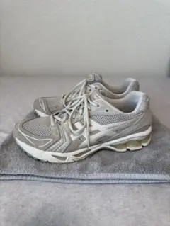 ASICS GEL-KAYANO 14 アシックス ベージュ スニーカーのサムネイル