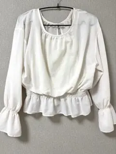 【美品】アースミュージック&エコロジー　ホワイト フリルブラウス